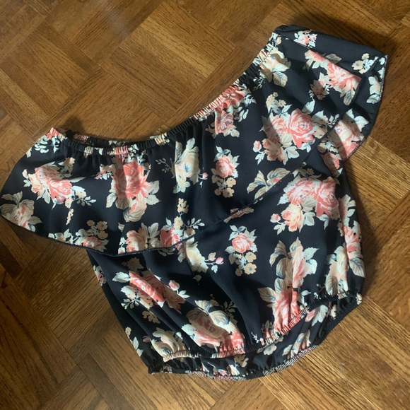 **2 for $20**🛍️ Off the shoulder floral top NWOT - Picture 2 of 4